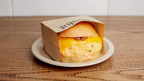 Eggslut reveals how to make its iconic Fairfax egg sandwich at home Egg Brioche Sandwich, Eggslut Recipe, Eggslut Sandwich, Western Foods, Egg Bun, Egg Restaurant, Egg Salad Sandwich Recipe, Sandwich Sauces, Chicken And Chips