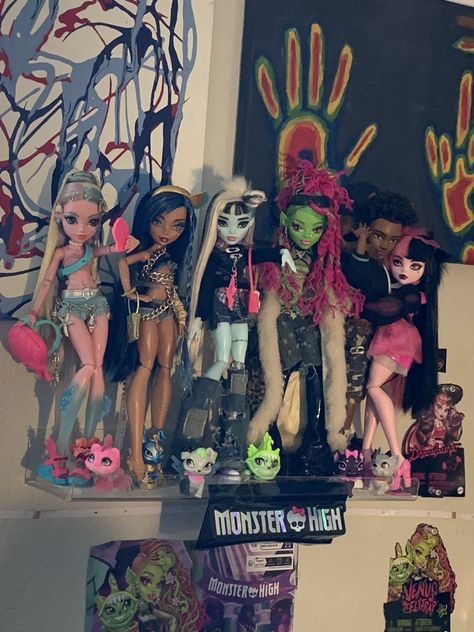 maↄ 🫨 on X: "venus runs this shelf like a sergeant 🫡 https://t.co/e4uOxGEDtc" / X Monster High Shelf, Goblin Hoard, Doll Shelf, Monster High Toys, High Shelf, Monster H, Mh Dolls, Custom Monster High Dolls, Monster High Art