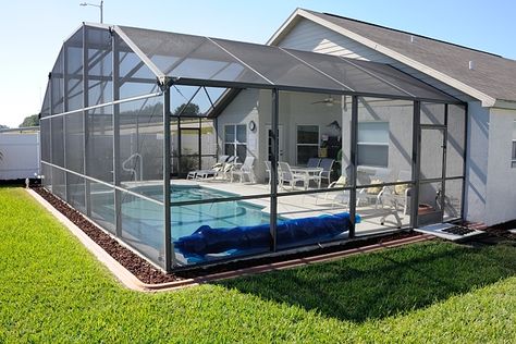 Screened-in Pool & Patio. Would love in my backyard Florida Patio Ideas Screened Pool, Enclosed Swimming Pool Ideas, Screened In Pool Ideas, Enclosed Pool Patio Ideas, Screened Pool Patio Ideas, Enclosed Pool, Pool Screen Enclosure, Ideas De Piscina, Swimming Pool Enclosures