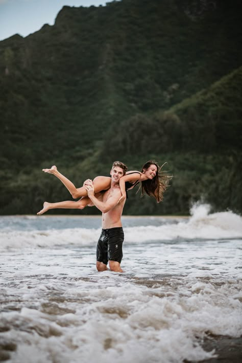 Shooting Photo Couple, Couples Beach Photography, Couple Beach Pictures, Couple Beach Photos, Couple Inspo, Adventure Couple, Beach Shoot, Inspo Pics, Beach Engagement Photos