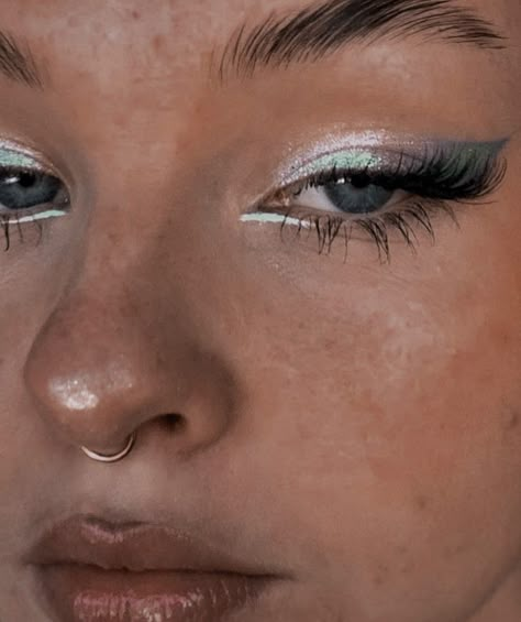 Silver Simple Makeup, Fairy Makeup Ideas Simple, Pearly Makeup Look, Lavender Haze Makeup, Green Prom Makeup, Soft Fairy Makeup, Lavender Eye Makeup, Makeup Inspo Glam, Prom Makeup Silver