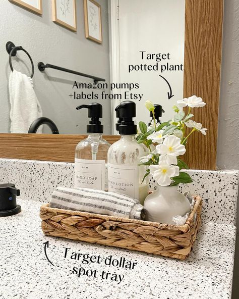 Main Bathroom Decor Ideas, Bathroom Tub Decor Ideas, Natural Bathroom Decor, Washroom Decor Ideas, Artist Apartment, Bathroom Tray Decor, Airbnb Tips, Bathroom Counter Decor, Washroom Decor