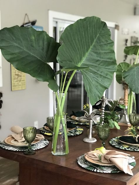 Large Green Leaf Centerpiece, Tropical Home Decor, Garden Decor Ideas, Flower Arrangements Simple, Modern Flower Arrangements, בר מצווה, Green Table, Rustic Garden Decor, Modern Flower