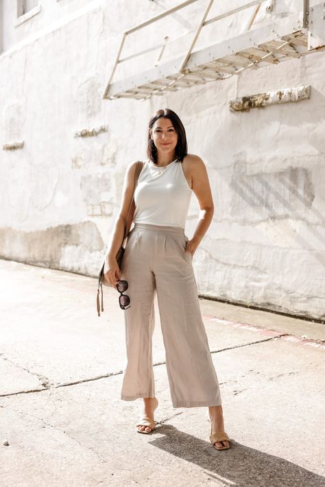 Khaki Linen Pants Outfit, Tan Linen Pants Outfit, Plus Size Linen Pants Outfit, Beige Linen Pants Outfit, Linen Pants Work, Midsize Summer Outfits, Linen Pants Outfit Summer, Cropped Pants Outfit, Cream Linen Pants