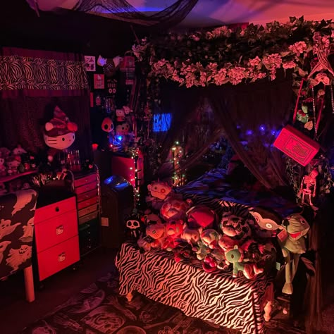 Creepy Cute Room, Mall Goth Room, Zombie Bedroom, 90s Inspired Bedroom, Milly Core, Goth Room Ideas, Goth Room, Vibe Rooms, Gothic Decor Bedroom