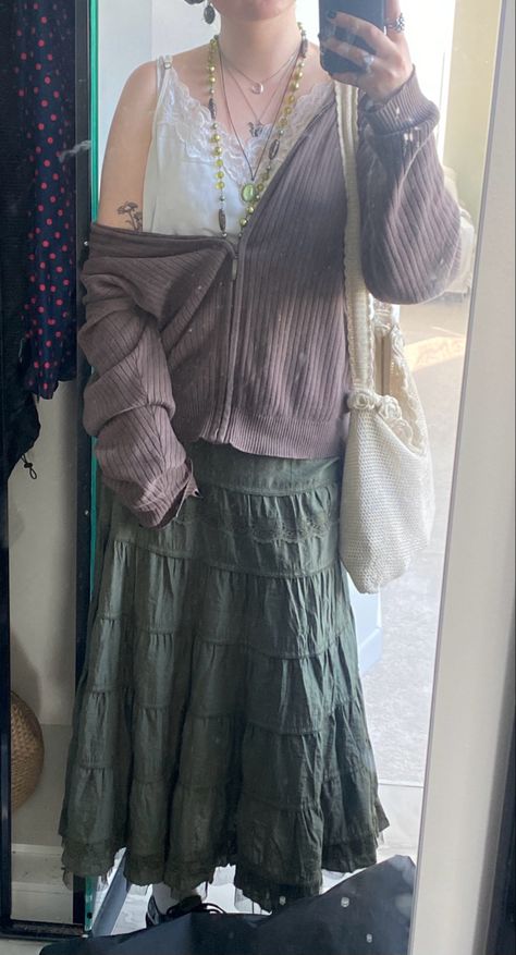 style fashion inspiration fairy fairygrunge fairycore long skirt brown green jewelry Long Green Skirt Outfit Ideas, Green Long Skirt Outfit, Green Skirt Winter, Long Green Skirt Outfit, Fairy Core Skirt, Long Flowy Skirt Outfit, Y2k Skirt Outfit, Tiered Skirt Outfit, Flowy Skirt Outfit