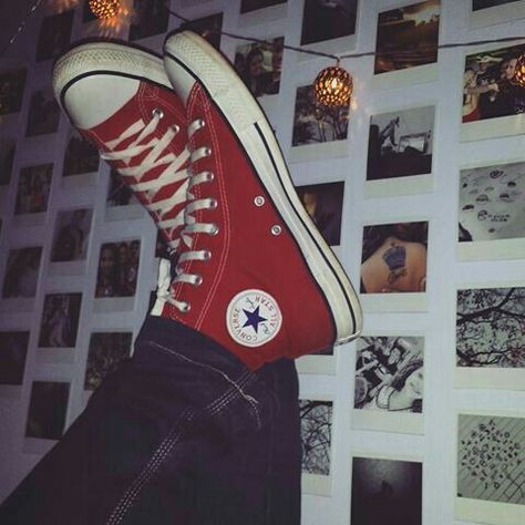 Red Converse Aesthetic, Converse Aesthetic, Converse Chucks, Outfit References, Kyle Broflovski, Red Converse, Celebrity Travel, Outfits With Converse, Grunge Photography