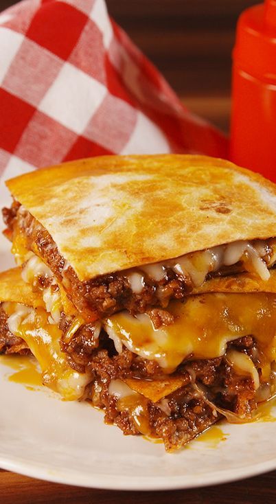 Sloppy Joe Quesadillas vertical Easy Quesadillas, Best Quesadilla Recipe, Quesadilla Burgers, Easy Quesadilla, Quesadilla Maker, Beef Quesadillas, Recipe Tin, Quesadilla Recipes, Sloppy Joe