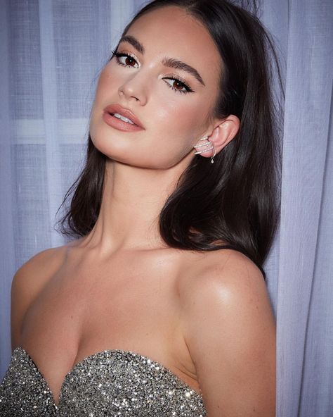 Charlotte Tilbury, MBE on Instagram: “✨💄LILY JAMES’ DREAMY RED CARPET LOOK💄✨ Darlings, the DIVINE @lilyjamesofficial is stepping out onto the @PrincesTrust Global Gala red…” Lily James Makeup, Champagne Eye Makeup, Hollywood Contour Wand, Eyes To Mesmerise, Beautiful Skin Foundation, Hollywood Flawless Filter, Siren Look, Magic Serum, Luxury Palette