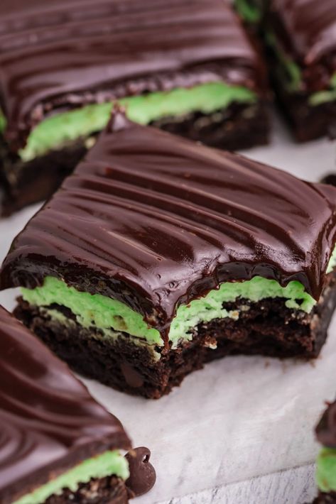 Mint Chocolate Brownies - My Incredible Recipes Mint Chocolate Brownies, Mint Brownies Recipe, Chocolate Mint Brownies, Mint Frosting, Mint Desserts, Mint Brownies, Mint Recipes, Brownie Desserts, Cookie Brownie Bars