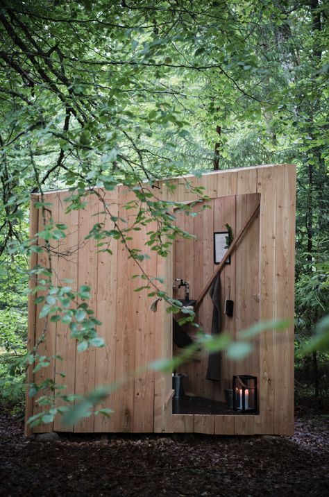 Stedsans in the Woods: A Restorative, Carbon-Neutral, Off-the-Grid Getaway in the Swedish Forest - Remodelista Glamping Bathroom, Modern Outhouse, Outdoor Toilet And Shower, Outside Toilet, Still Awake, Toilet Outdoor, Farm Restaurant, Composting Toilets, Outdoor Toilet