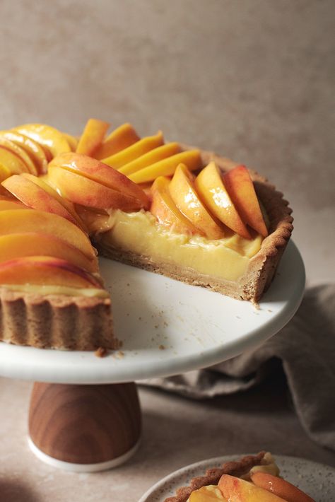 This peach custard tart has a spiced shortcrust shell filled with creamy custard and topped with fresh peach slices #peachtart #peaches | teakandthyme.com Baked Custard Tart, Peaches And Cream Tart, Peach Pastry Cream, Peach Custard Tart, Japanese Peach Dessert, Peach Desserts With Fresh Peaches, Peach Recipes Dessert, Tart Shell Recipe, Peach Custard Pie