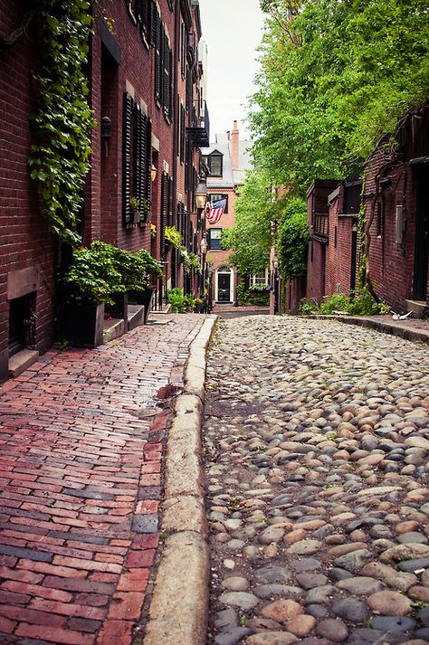 vacilandoelmundo: Boston, Massachusetts, United States Beacon Hill Boston, Cobblestone Street, Boston Travel, Into The West, Chrysler Building, Destination Voyage, Boston Massachusetts, Old City, Pretty Places