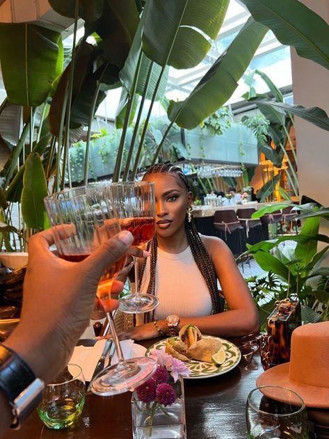 Couple Poses Dinner Date, Restaurants Pictures Ideas, Date At Restaurant Couple Aesthetic, Black Couple Dinner Date Aesthetic, Poses For Pictures Instagram Dinner, Date Vibes Aesthetic, Restaurant Poses Ideas, Dinner Couple Pictures, Dinner Date Photoshoot