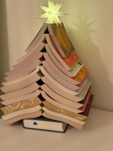 Christmas Tree Decorations Aesthetic, Book Stack Christmas Tree, Christmas Tree Book Theme, Books Christmas Aesthetic, Bookish Christmas Tree, Book Tree Diy, Christmas Book Tree, Christmas Book Ideas, Christmas Aesthetic Books