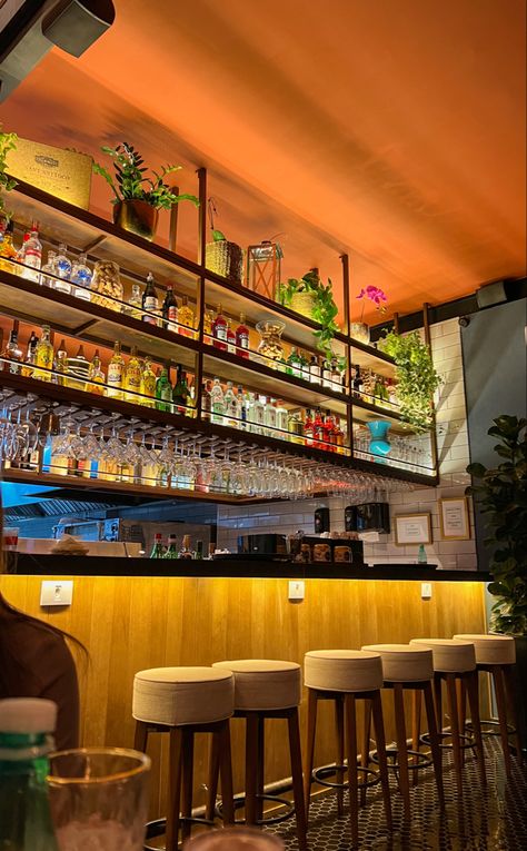 Barzinho à noite com várias garrafas e drinks Bar Interior Design Vintage, Barra Bar, Interior Design Portfolio Layout, Arcade Bar, Bar Counter Design, Alcohol Bar, Home Bar Areas, Home Bar Rooms, Bbq Grill Design