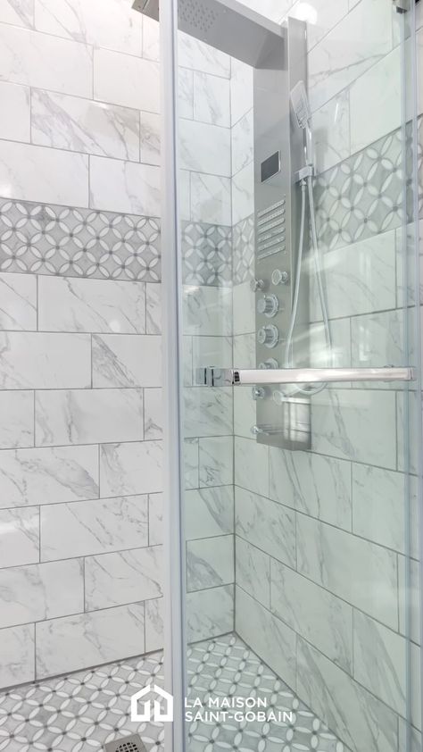 Fini le carrelage de douche standardisé ! Désormais, la douche s’habille de pierre naturelle, de grès ou de mosaïque. Elle joue la carte de la couleur et des formats de carreaux les plus divers. Tout cela, bien sûr, sans négliger les fondamentaux : la résistance à l’humidité, la sécurité et la facilité d’entretien ! Mural