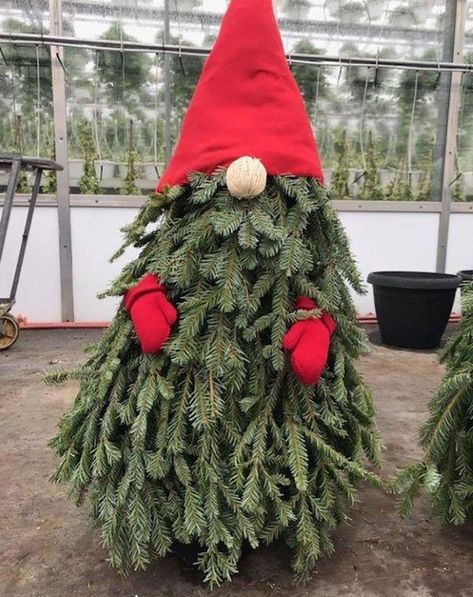 Diy Tomato Cage Christmas Tree, Diy Tomato Cage, Tomato Cage Christmas, Tomato Cage Crafts, Christmas Knomes, Tomato Cage Christmas Tree, Outdoor Christmas Planters, Christmas Topiary, Outdoor Christmas Tree