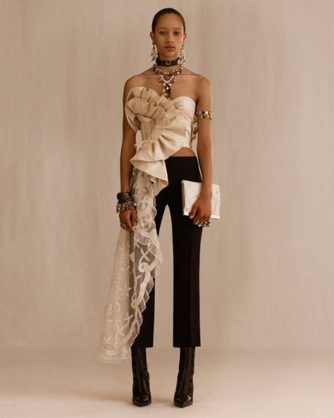 Alexander McQueen Alexander Mcqueen Resort, Mode Harajuku, Couture Style, Estilo Real, Fashion Photography Inspiration, Fashion Inspiration Design, Mode Inspo, Fashion Seasons, Bustiers