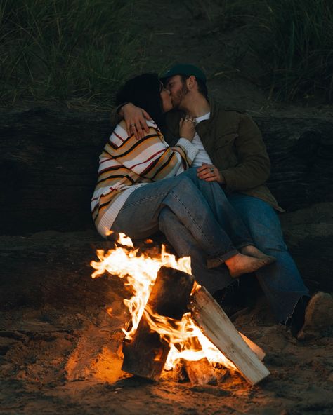 Two posts in one day? Who is she? 🔥 • •Bonfire sunset beach photo session in Oregon• Host: @elyselanephotography Models: @penelopeandluke Photographer: @isabelbrachophotos Bonfire Photoshoot, Campfire Photoshoot, Backyard Campfire, Beach Photo Session, Candid Engagement Photos, Who Is She, Engagement Photo Poses, Dc Wedding, Engagement Outfits