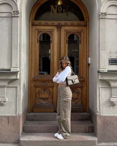 Cargo Pants Outfit Casual, Straight Pants Outfit, Outfit Ideas Everyday, Pose For Pictures, Reference Pose, Instagram Locations, Cargo Pants Outfit, Pants Outfit Casual, Pose Ideas