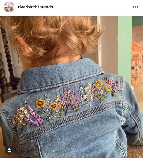 Floral Embroidery Denim Jacket, Hand Embroidery On Jean Jacket, Embroidery Jean Jacket Ideas, Painted Denim Jacket Ideas, Embroidery Jeans Jacket, Denim Jacket Embroidery, Embroidery Jeans Diy, Embroidery Video, Jacket Embroidery