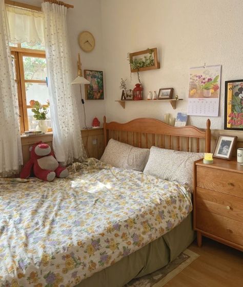 Colorful Vintage House Decor, Granny Room Ideas, Grannycore Bedroom, Grandma Dorm Room, Room With Carpet Ideas, Portuguese Bedroom, Grandma Core Bedroom, Bedroom Ideas Beach, बेडरूम डिजाइन