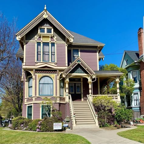 Pastel Victorian House, Victorian Homes Exterior Colors, Dark Victorian House, Green Victorian House, Beautiful House Exterior, Victorian House Exterior, Victorian Home Exterior, Sims Exterior, Purple Houses