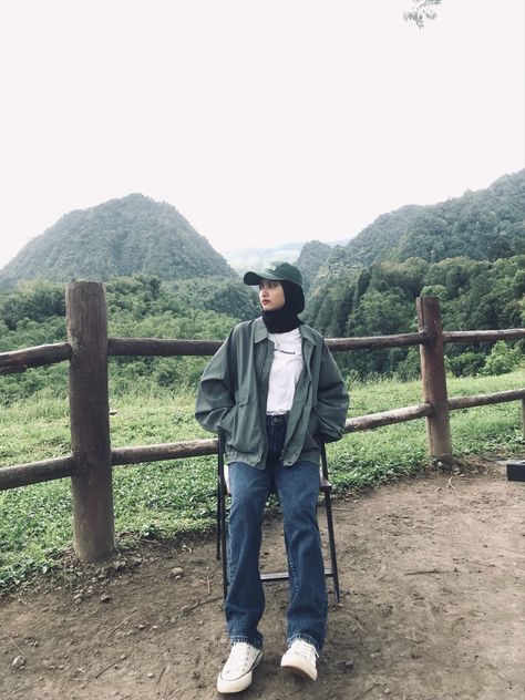 Theme Park Outfit Hijab, Ootd Boyish Hijab, Topi Hijab Style, Outfit Hiking Hijab, Outfit Camping Hijab, Ootd Camp, Ootd Bromo Hijab, Topi Hijab, Ootd Camping