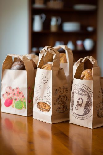 Custom Printed Bakery Paper Bags | Myerton Packaging Diy Bakery Packaging, Bakery To Go Packaging, Unique Bakery Packaging, Bakery Bags Packaging Ideas, Bakery Products Packaging Design, Parchment Paper Packaging, Packaging Eco Friendly, Food Packaging Ideas, Eco Friendly Food Packaging