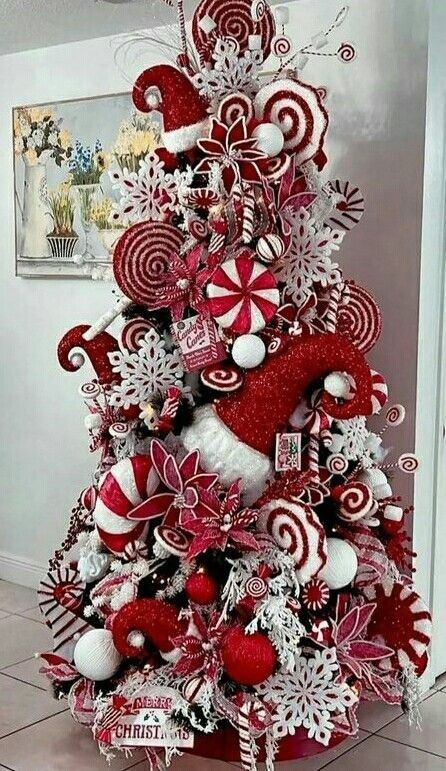 Red And White Christmas Tree, Elegant Christmas Tree Decorations, Decorating Hacks, Best Christmas Tree, Christmas Tree Decorating, Candy Cane Christmas Tree, Christmas Tree Decorating Themes, Red And White Christmas, Peppermint Christmas