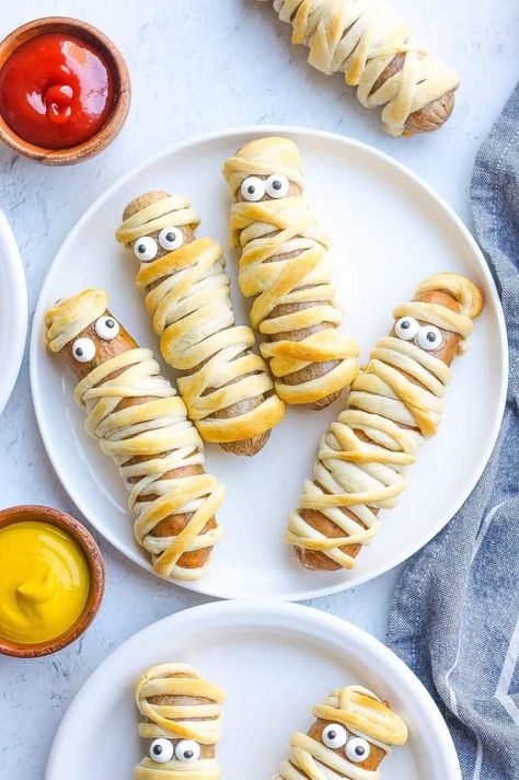 Halloween Crescent Roll Recipes - The Honeycomb Home Halloween Mummy Dogs, Mummy Dogs, Sausage Bread, Roll Recipes, Crescent Roll Recipes, Halloween Appetizers, Crescent Roll, Halloween Mummy, 4 Ingredient