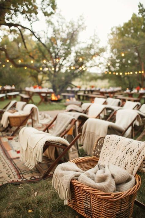 30 Beautiful Backyard Wedding Ideas - LADY WEDDINGS Backyard Simple Wedding Ideas, Cozy Backyard Wedding, Elevated Backyard Wedding, Backyard Weddings On A Budget, Backyard Wedding Inspiration, Small Backyard Wedding Reception, Backyard Microwedding, Outdoor Ceremony Ideas, Simple Backyard Wedding