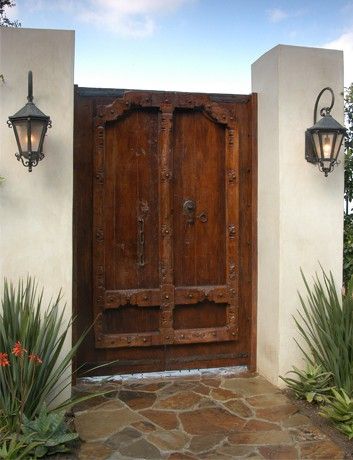 Love this wooden door and the lanterns. Tor Design, Wooden Garden Gate, House Mediterranean, Landscape Gardening, Front Gate, Mediterranean Home Decor, Mexican Home, Spanish Style Home, Casas Coloniales