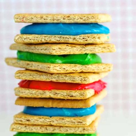 Graham Crackers And Frosting Cookie Sandwiches Graham Cracker Sandwich, Party Food Ideas Easy, Cocktail Recipes Party, Simple Cocktail Recipes, Philadelphia Cream Cheese Recipes, Hostess Tips, Graham Cracker Dessert, Cracker Dessert, Easy Easter Treats