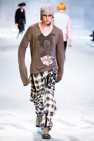 John Galliano Fall 2008 Menswear collection, runway looks, beauty, models, and reviews. Mens Plaid Pants, Menswear Runway, Men Fashion Show, Grunge Look, Menswear Fashion Show, Fashion Runway, Menswear Fashion, British Vogue, John Galliano