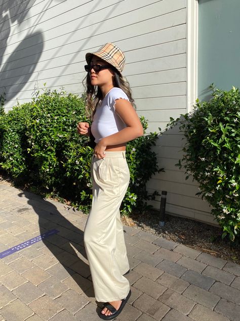 burberry bucket hat 🙈 ig: r.achelkang Burberry Hat Outfit, Burberry Bucket Hat Outfit, Bucket Hat Outfits, Burberry Bucket Hat, Bucket Hat Outfit, Hat Outfits, Casual Ootd, Burberry Outfit, Hat Outfit