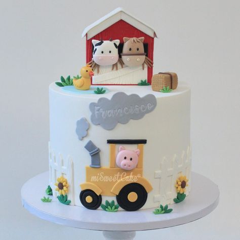 Farmyard Cake Ideas, Birthday Cake Farm Theme, Cow And Pig Cake, 1st Birthday Cake Farm Theme, Barn Cake Ideas, Farm Cakes For Boys, Barn Birthday Cake, Birthday Cake Farm Animals, Cake Farm Animals