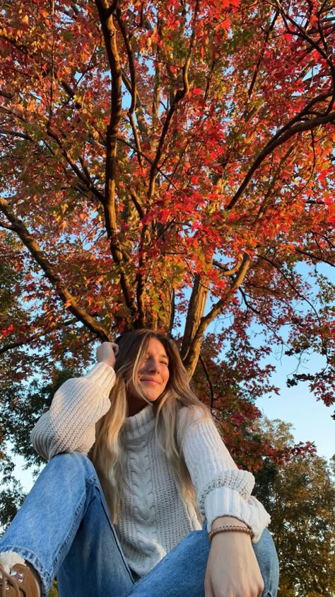 Fall, autumn, red, leaves Fall Selfie Ideas, Poses For Pictures Outside, Fall Instagram Pictures Aesthetic, Fall Poses For Instagram, Autumn Photoshoot Ideas Inspiration, Autumn Pictures Instagram, Autumn Picture Ideas, Fall Photo Poses, Fall Leaves Photoshoot