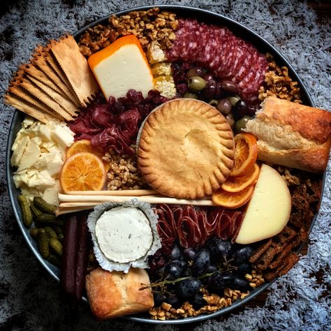 Game of Thrones Winterfell Cheese Board Game Of Thrones Charcuterie Board, Medieval Charcuterie, Medieval Charcuterie Board, Tavern Food Medieval, Hobbit Lunch, Game Of Thrones Recipes, Medieval Party Food, Acotar Food, Game Of Thrones Winterfell