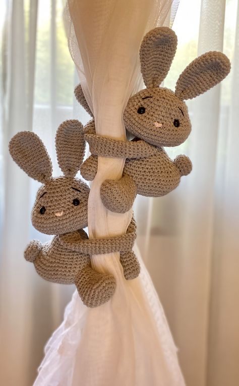 Crochet Curtain Tiebacks, Curtains Pictures, Crochet Deer, Rose Garland, Crochet Rabbit, Curtain Tie Backs, Crochet Rose, Amigurumi Toys, Crochet Bunny