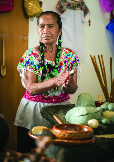 Cocina Tradicional South American Women, Mexico People, Woman Cooking, Mexican Paintings, Urban People, Mexican Heritage, Mexico Culture, Mexican Women, Indigenous Americans