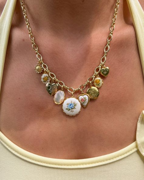 yes to floral charm necklaces!!!💐🌷🌼 #vintagestyle #floraljewelry #cottagecore #jewelryinspo #cottagecorefashion #pinterestgirl #pinterestoutfit #grandmillenialchic #girlyfashion #fashioninspo 60s Jewelry, Charm Bar, Bottle Cap Necklace, Pretty Accessories, Necklace Charms, Gold Girl, Christmas Necklace, Diy Bracelets Patterns, Pretty Jewelry