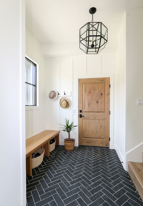 White Oak Bench, Mudroom Entryway, Mudroom Decor, Mudroom Laundry Room, Mudroom Design, Hill Interiors, Casa Vintage, Bench Designs, Laundry Mud Room