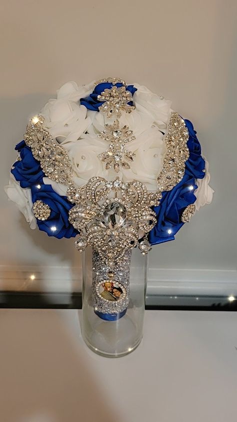 Wedding bouquet Royal Blue And Gold Bouquet Quinceanera, Royal Blue And Gold Flower Bouquet, Blue And Silver Wedding Bouquet, Royal Blue And Gold Wedding Theme, Quince Ramos Royal Blue, Royal Blue And Silver Flower Bouquet, Blue Quinceanera Theme, Royal Blue Quince, Royal Blue Quinceanera