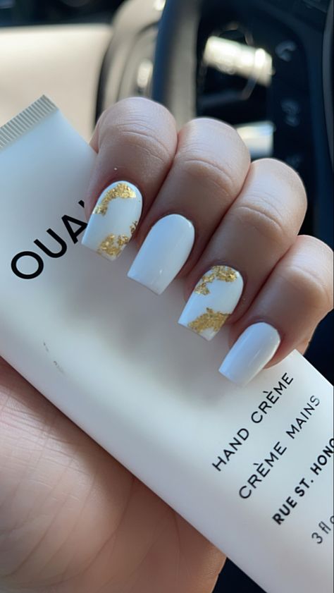 Gold Foil Nails White, White Nails With Golden Foil, White And Gold Flakes Nails, Nails With Gold Foil Flakes, White Gold Foil Nails, Short White Nails With Gold Flakes, White Nails With Gold Foil Flakes, White Nails With Gold Foil, Short White Nails With Gold Design