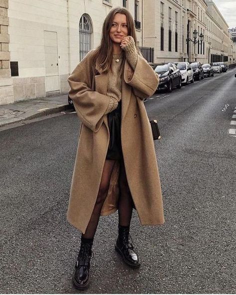 Oversized Coat Outfit, Oversized Camel Coat, Brown Coat Outfit, How To Wear Shorts, Winter Coat Trends, Coat Outfit Casual, Mantel Outfit, Brown Winter Coat, Womens Fall Coats