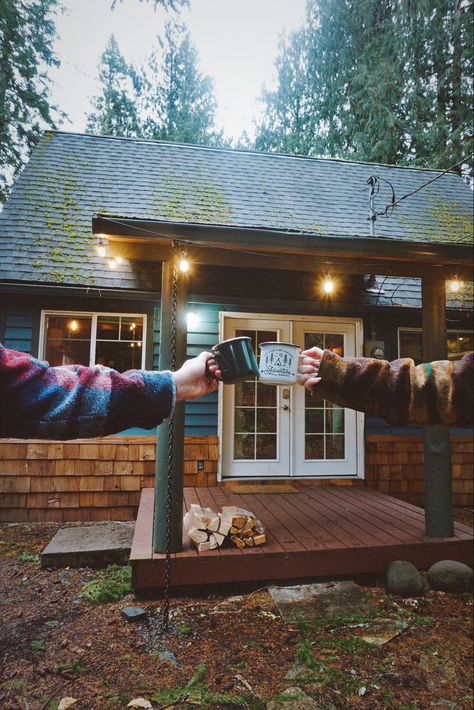 Millard cabin is located in Packwood Washington and is super iconic becuase its the most ideal cozy cabin. It super close to Mount Rainer and this AIRBNB has a fabulous cedar wood hot tub, epic views of the nearby mountains and is so peaceful and quiet. Its such a great getaway weekend cabin expierence and You shoud slick the link and save this post for you next adventure. Cozy Cabin Getaway, Cabin Holiday Aesthetic, Airbnb Cabin Ideas, Camp Cabin Aesthetic, Black And White Cabin, Packwood Washington, Wood Hot Tub, Airbnb Cabins, Cabin Photoshoot