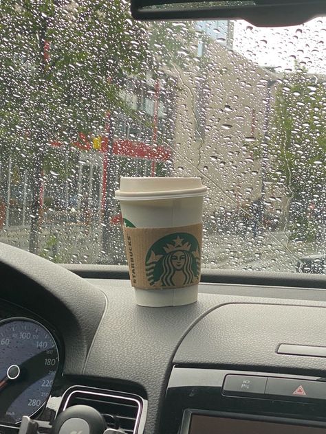 Tea On A Rainy Day, Starbucks Rainy Day, Coffee Rain Aesthetic, Coffee On A Rainy Day, Coffee Vibes, Rain Aesthetic, Food Captions, Travel Road Trip, Coffee Starbucks