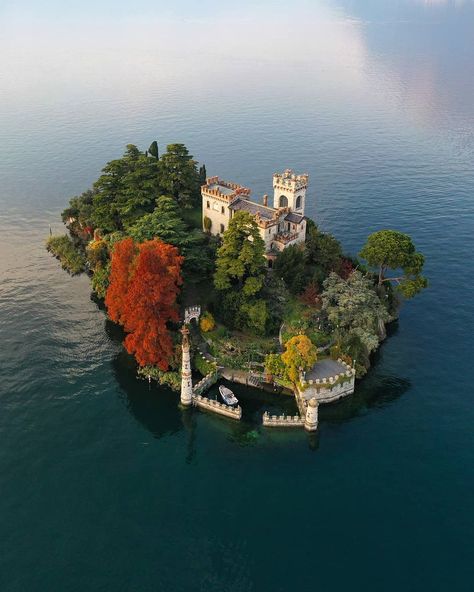 Brescia Italy, Lake Iseo, Casas Coloniales, Italy Map, Lakefront Homes, Voyage Europe, A Castle, Medieval Town, Medieval Castle